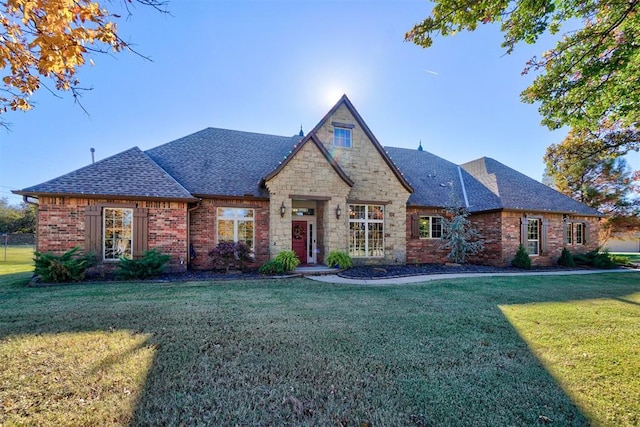 view of front of property featuring a front yard