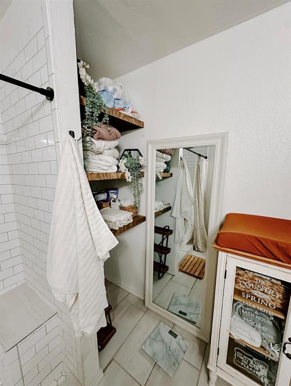 spacious closet featuring light tile patterned floors