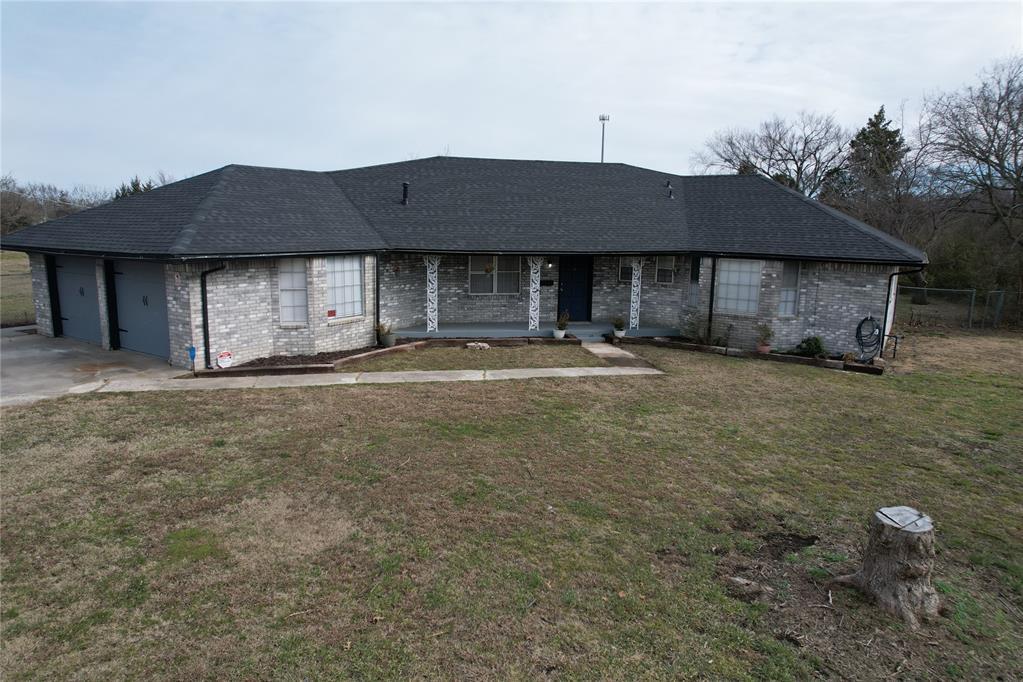 ranch-style house featuring a front yard