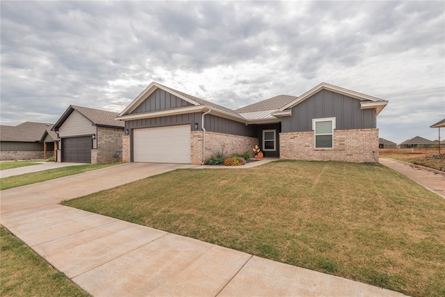 view of front facade featuring a front yard and a garage