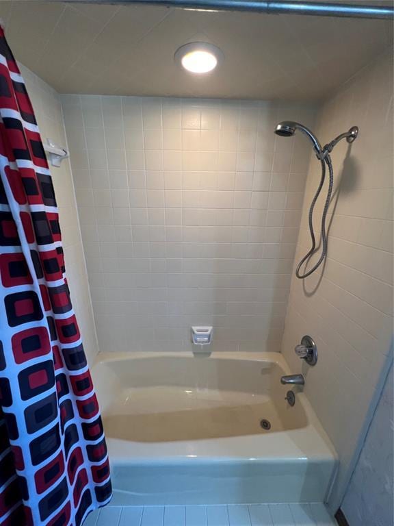 bathroom featuring shower / bath combo