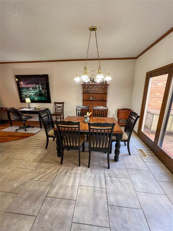 dining area featuring visible vents and crown molding