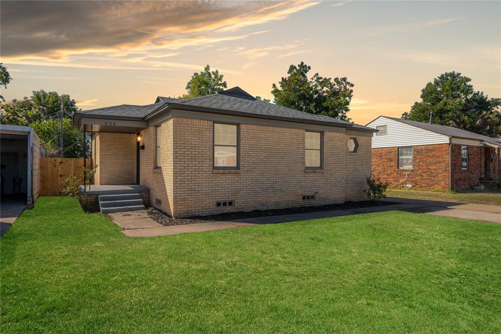 view of front of property featuring a lawn