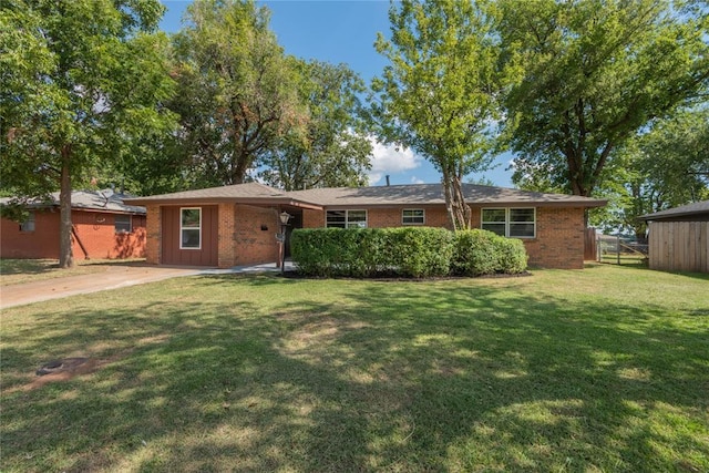 view of front of house featuring a front lawn