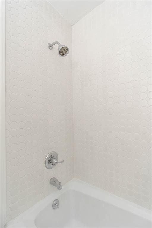 bathroom featuring tiled shower / bath combo