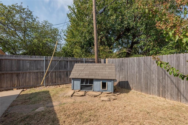 view of yard featuring a shed