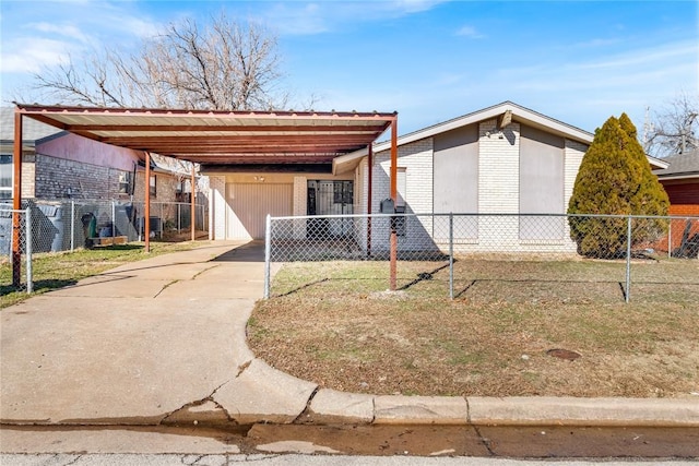 view of front of property featuring a carport and a front yard