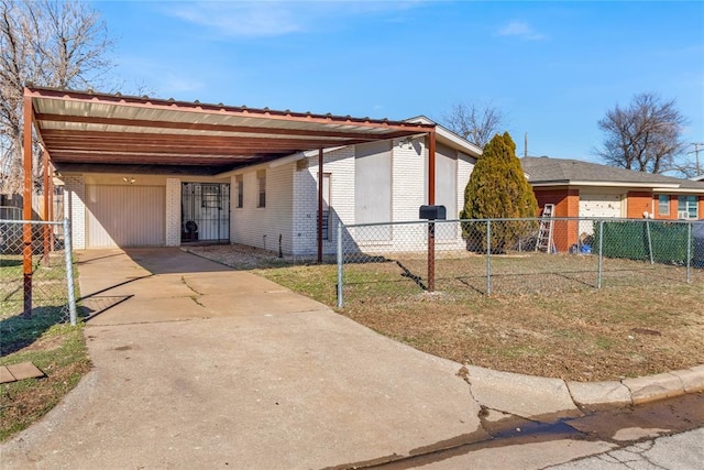 view of front of home with a carport and a front yard