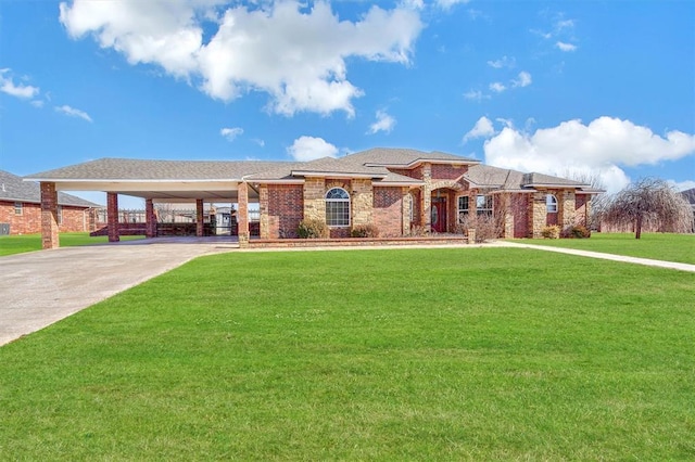 view of front facade featuring a front lawn and a carport