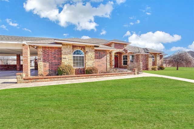 view of front facade featuring a front lawn and a carport