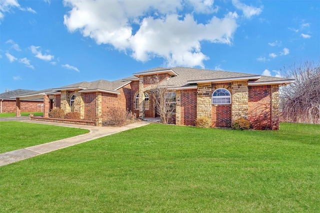 view of front of house featuring a front yard