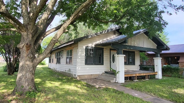 view of front of home featuring a front lawn