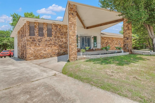 view of front facade featuring a front lawn