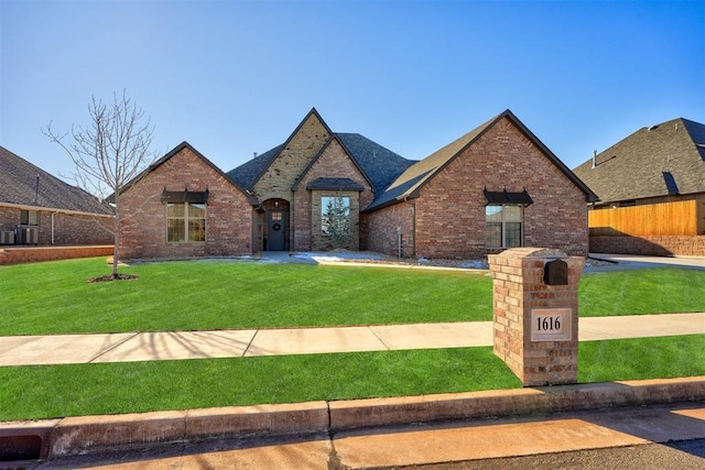 view of front of property featuring a front lawn