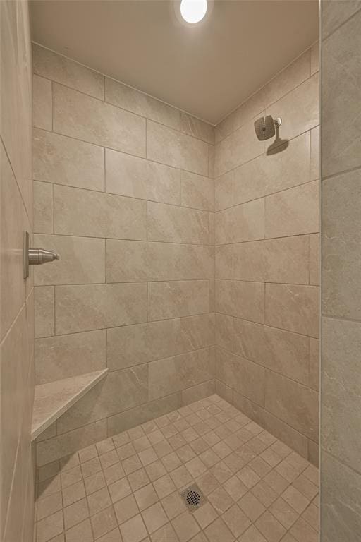 bathroom featuring a tile shower