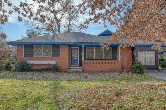 single story home featuring a front yard