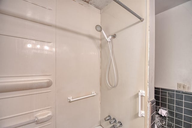 bathroom with shower / tub combination