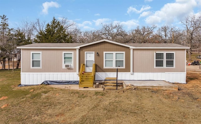 manufactured / mobile home featuring a front yard