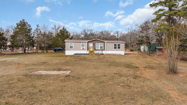 manufactured / mobile home with a front lawn