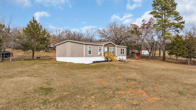 view of front of property featuring a front yard