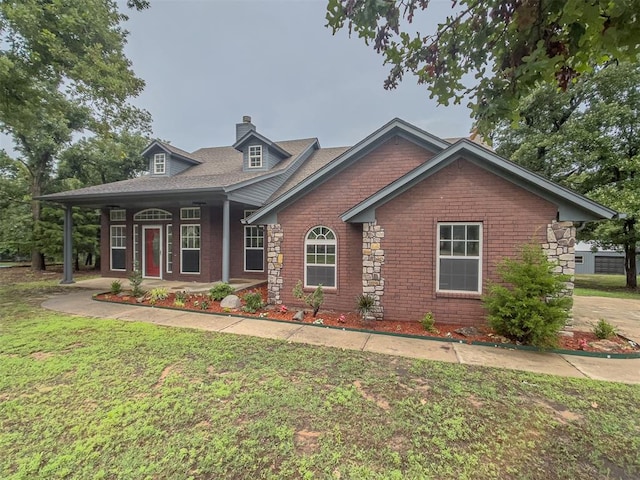 craftsman-style house featuring covered porch and a front lawn