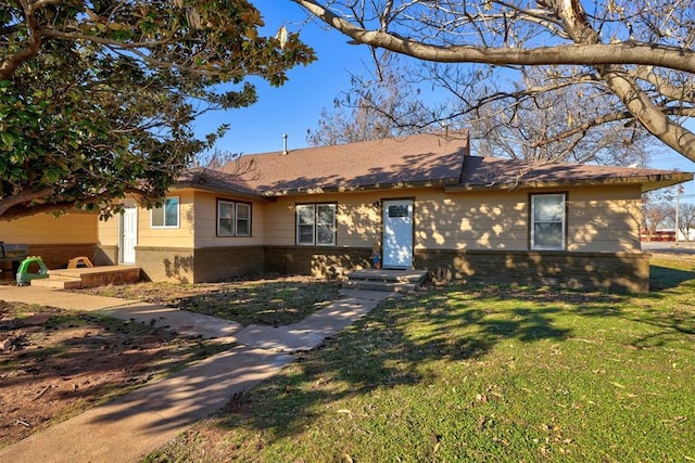 single story home featuring a front lawn