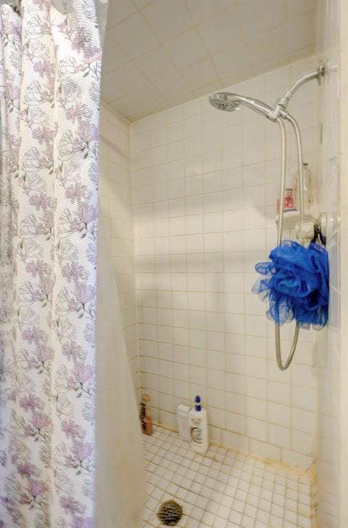 bathroom featuring curtained shower