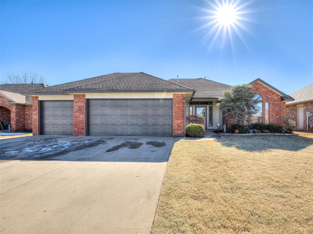 view of front facade with a garage