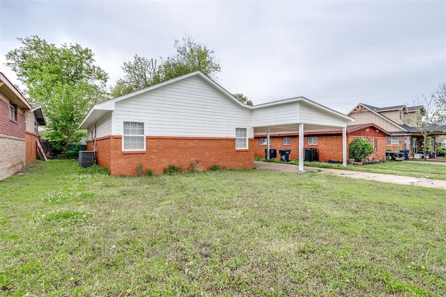 view of front of property featuring a front lawn and central air condition unit