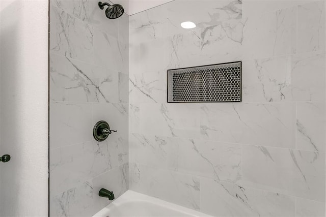 bathroom with tiled shower / bath combo