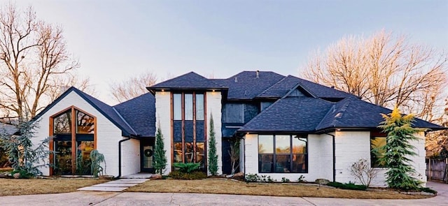 view of front of house featuring a front yard