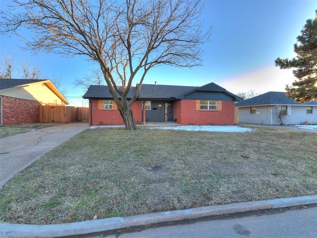 single story home featuring a lawn