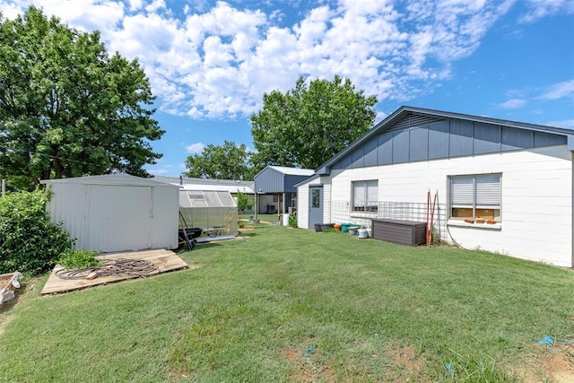 view of yard with a shed