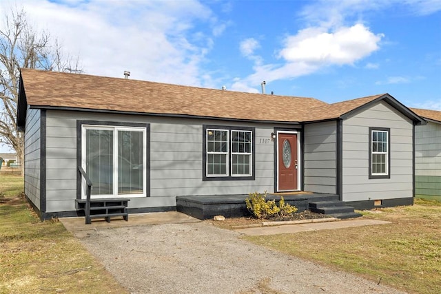 view of front of house featuring a front lawn