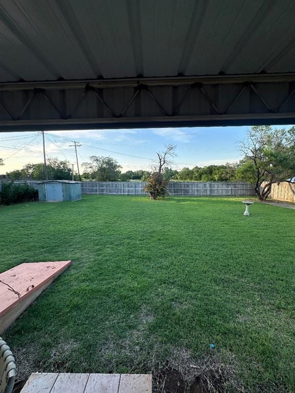 view of yard with a pool