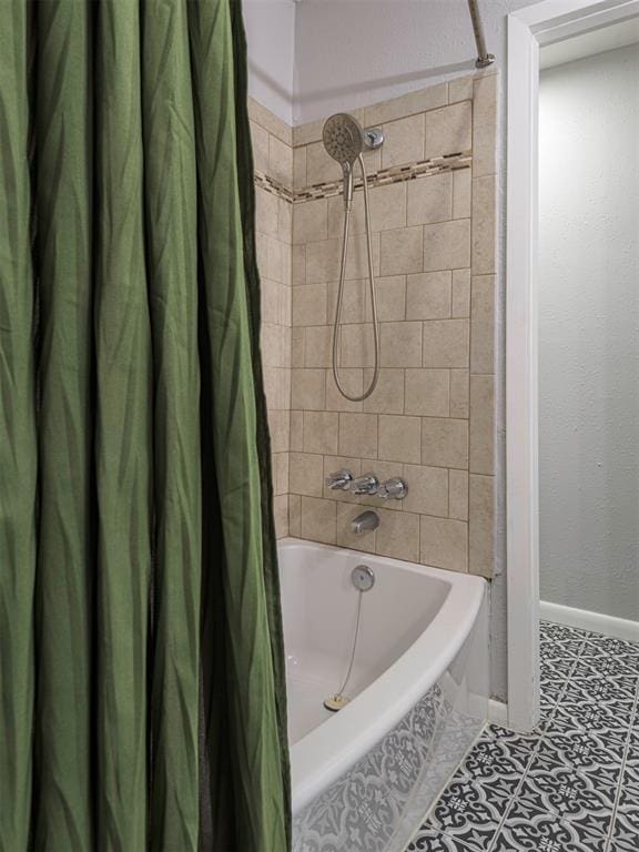 bathroom featuring shower / bath combo