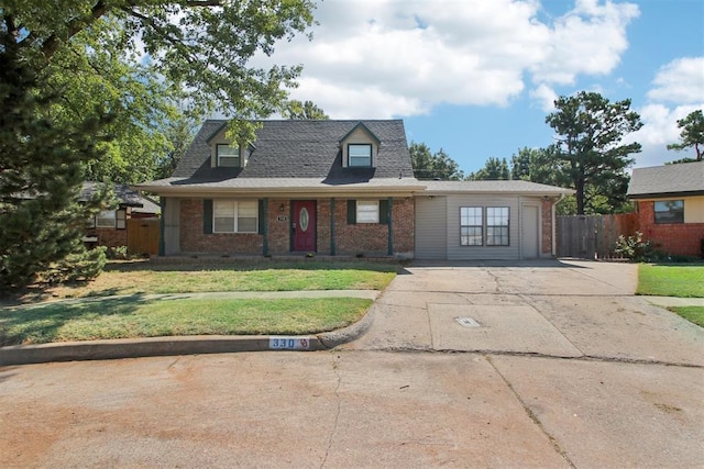 view of front facade featuring a front lawn