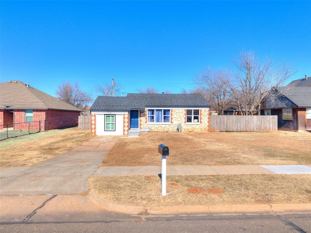 ranch-style house featuring a front yard