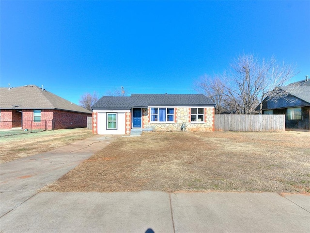 single story home featuring a front yard