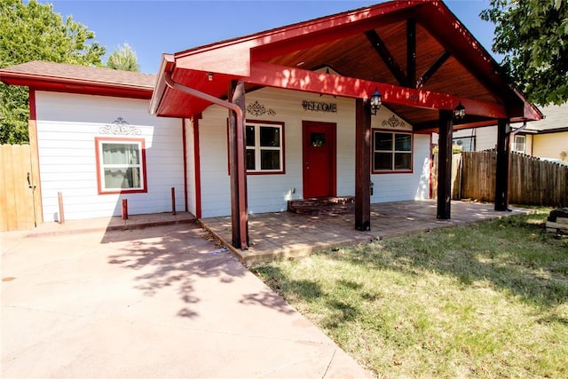 view of front of house featuring a front lawn and a patio area