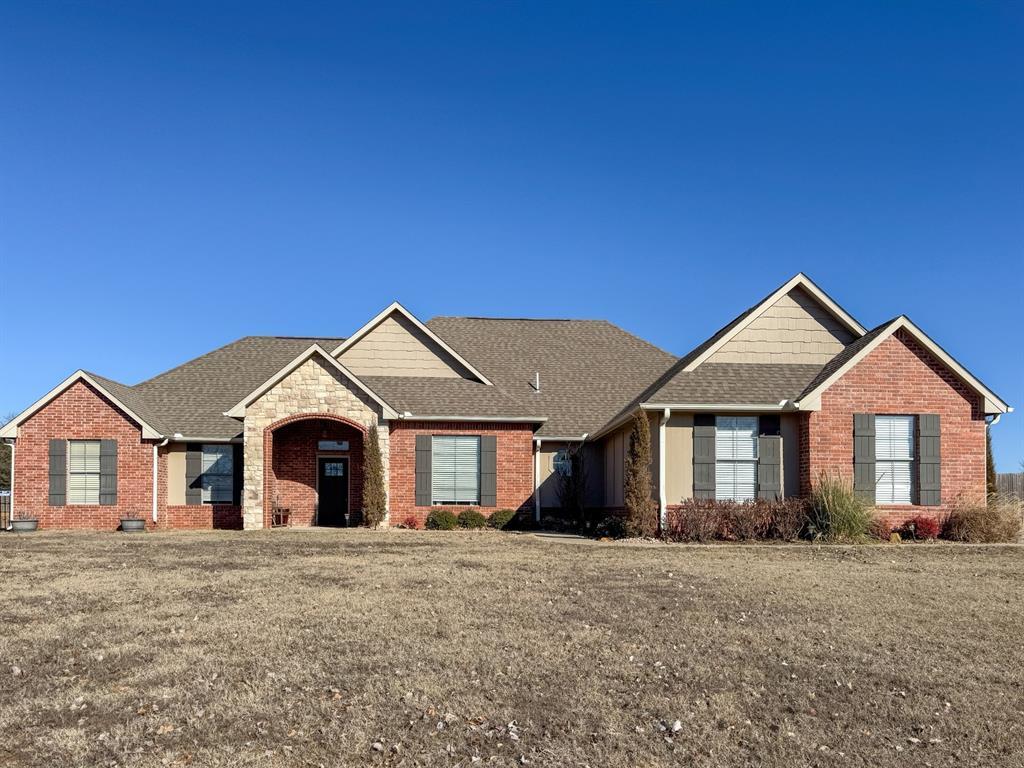 view of front of property featuring a front yard