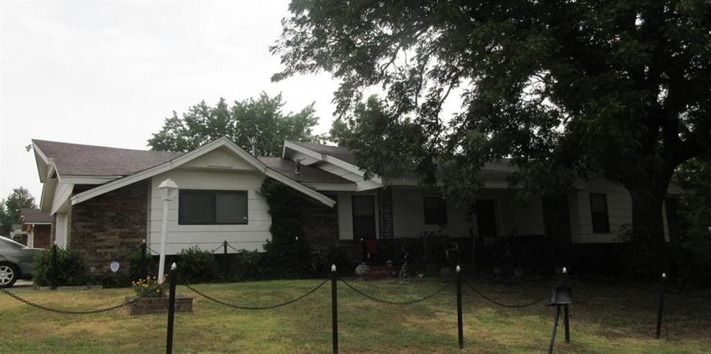 view of front facade with a front yard