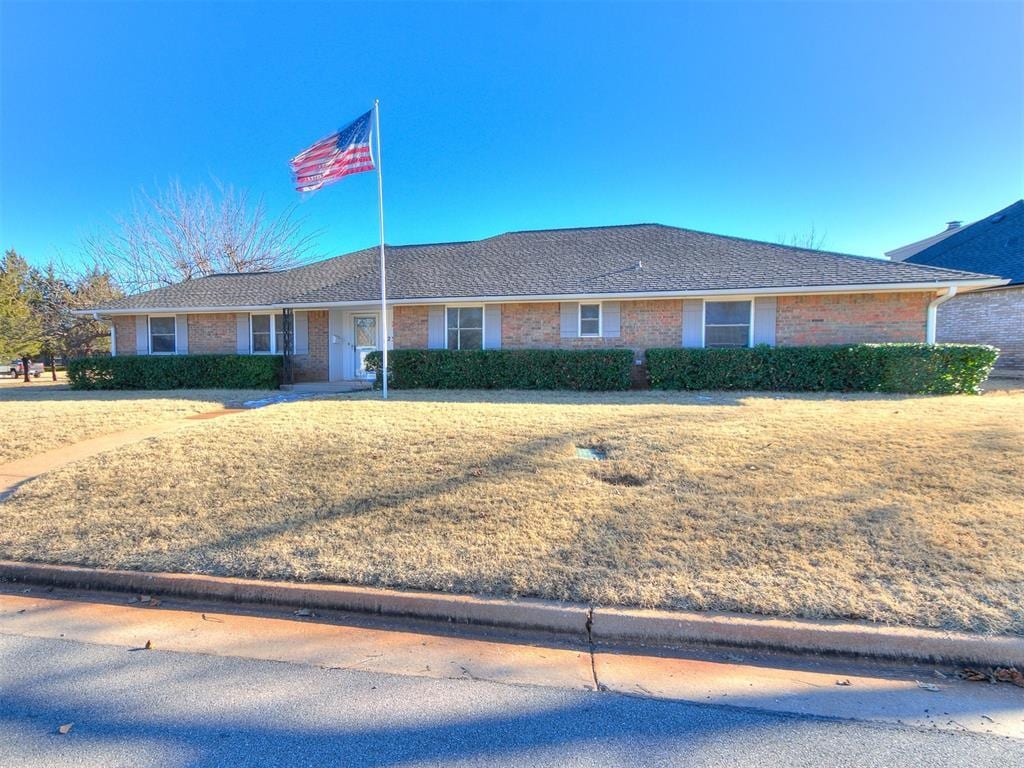 single story home featuring a front lawn