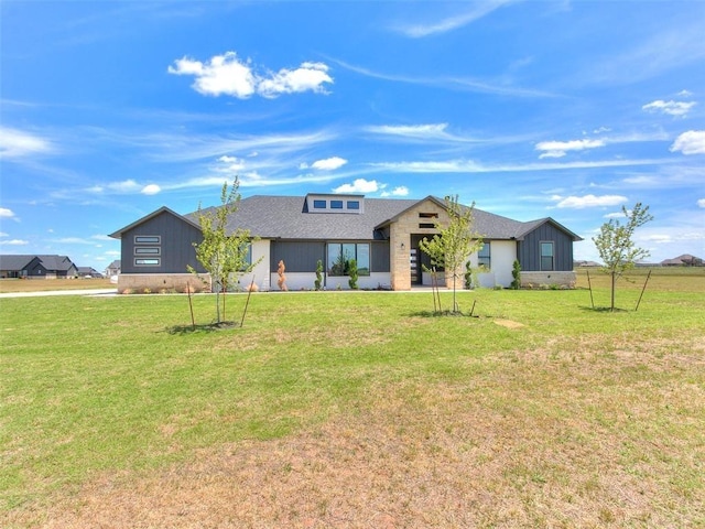 ranch-style home with a front lawn