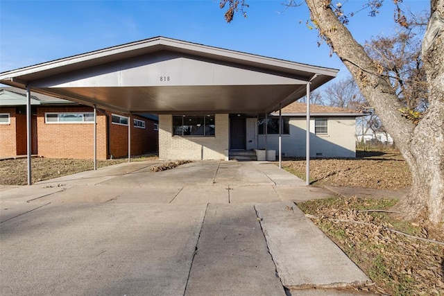 view of front facade with a carport