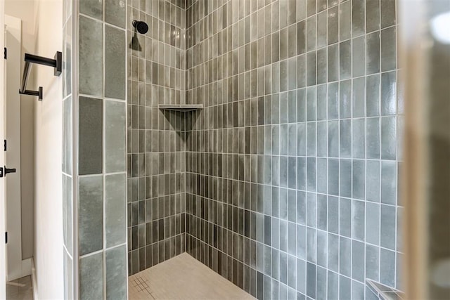 bathroom featuring tiled shower