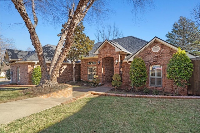 view of front of property featuring a front yard