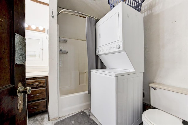 bathroom featuring toilet, stacked washer and clothes dryer, and shower / bath combo