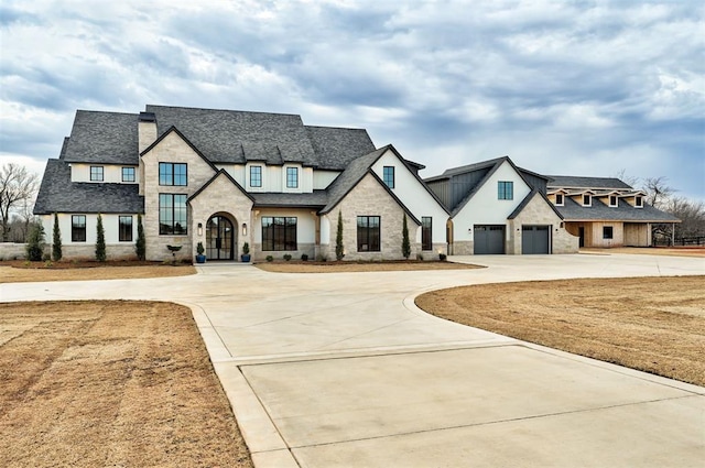 view of front of property featuring a front lawn