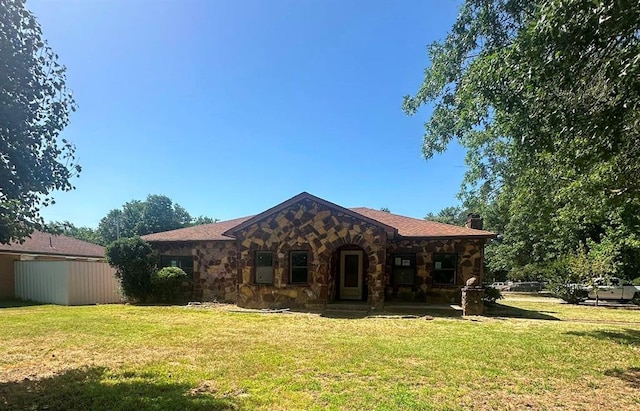 view of front of home featuring a front yard